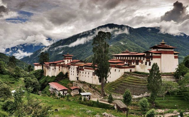 Trongsa Dzong is the largest dzong fortress in Bhutan, located in Trongsa (formerly Tongsa) in Trongsa district, in the centre of the country. Built on a spur overlooking the gorge of the Mangde River, a temple was first established at the location in 1543 by the Drukpa lama, Nagi Wangchuk son of Ngawang Chhojey.
.
.
.
.
.
.
#trongsadzong #trongsa #bhutanbelieve #heavenlybhutan #heavenlybhutantravels #bhutan #holidaypackages #picturesoftheday #bhutantourism