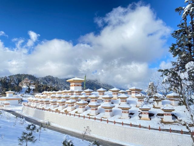 The heart melting view of Dochula pass covered with beautiful snow.😍😍😍
.
.
.
.
.
.
#Doochulapass #Thimphu #bhutanbelieve #heavenlybhutan #heavenlybhutantravels #bhutan #holidaypackages #picturesoftheday #bhutantourism