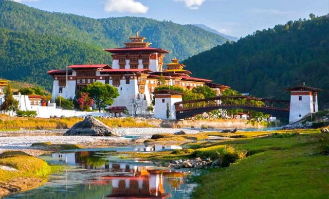 The breathtaking view of Punakha Dzong.🙏😊
.
.
.
.
.
.
#Punakhadzong #Punakha #bhutanbelieve #heavenlybhutan #heavenlybhutantravels #bhutan #holidaypackages #picturesoftheday #bhutantourism