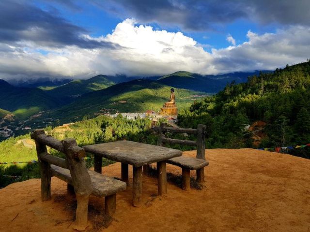 The distanced view of the sitting statue of lord Buddha facing the capital city of Bhutan.😊
.
.
.
.
.
.
#SittingstatueoflordBuddha #Thimphu #bhutanbelieve #heavenlybhutan #heavenlybhutantravels #bhutan #holidaypackages #picturesoftheday #bhutantourism