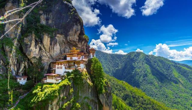 Paro Taktsang, also known as the Tiger's Nest Monastery, is an awe-inspiring sacred place and temple complex perched on the cliffside of Bhutan's upper Paro valley. This Himalayan jewel draws both pilgrims and tourists, bewitching them with its magical charm. 🙏😊😍
.
.
.
.
.
.
#parotaktsang #paro #bhutanbelieve #heavenlybhutan #heavenlybhutantravels #bhutan #holidaypackages #picturesoftheday #bhutantourism