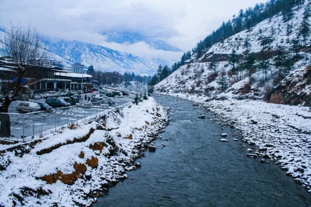 Behind Super Market, Thimphu in winter.❄️☃️❄️
.
.
.
.
.
.
#Thimphu #bhutanbelieve #heavenlybhutan #heavenlybhutantravels #bhutan #holidaypackages #picturesoftheday #bhutantourism