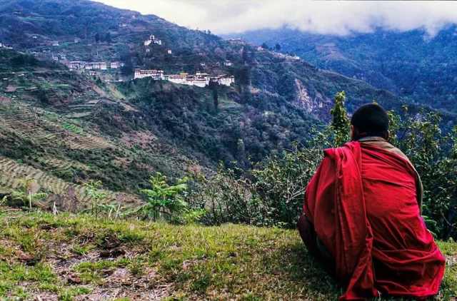 Little monk and the view of Trongsa Dzong.🥰🥰🥰
.
.
.
.
.
.
#Trongsa #bhutanbelieve #heavenlybhutan #heavenlybhutantravels #bhutan #holidaypackages #picturesoftheday #bhutantourism