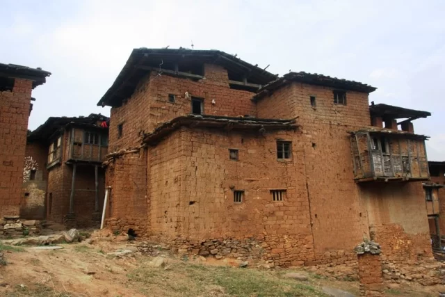 Old Bhutanese Mud House 🙏🏻
.
.
.
.
.
.
#TraditionalHouse #bhutanbelieve #heavenlybhutan #heavenlybhutantravels #bhutan #holidaypackages #picturesoftheday #bhutantourism