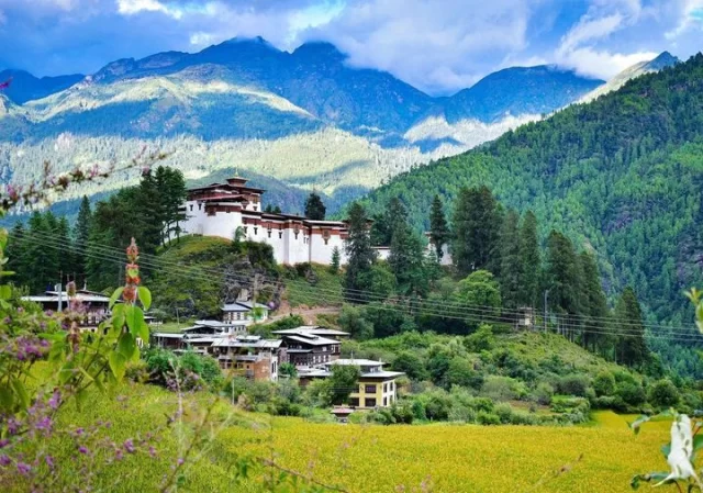 Drukgyel Dzong.
.
.
.
.
.
.
#bhutanbelieve #heavenlybhutan #heavenlybhutantravels #bhutan #holidaypackages #picturesoftheday #bhutantourism